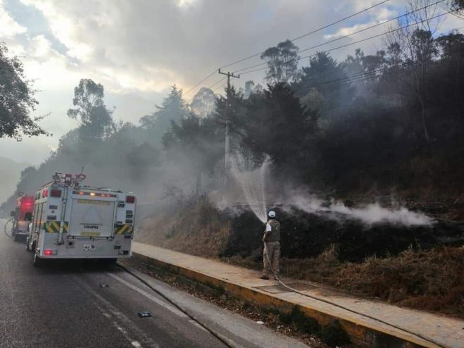 Incendio de pastizal y arbolado moviliza a grupos de auxilio en San Crist&oacute;bal de Las Casas 