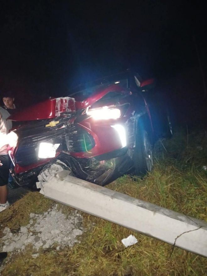 Conductor se estrella contra poste en San Juan Chamula