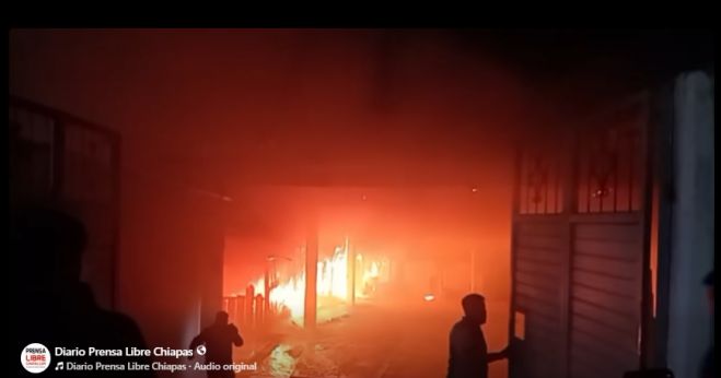 Fuerte incendio consume vivienda en la comunidad La Cañada, en Teopisca