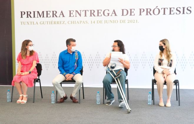 Rutilio Escandón entrega prótesis a personas con discapacidad para mejorar su calidad de vida