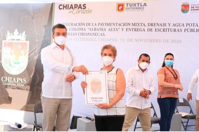 RUTILIO ESCANDÓN ENTREGA ESCRITURAS PUBLICAS A 73 FAMILIAS DE TUXTLA, OCOSINGO Y SAN CRISTÓBAL