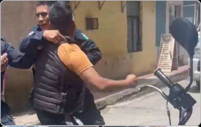 Detienen a motociclista por agredir a agentes de Tránsito