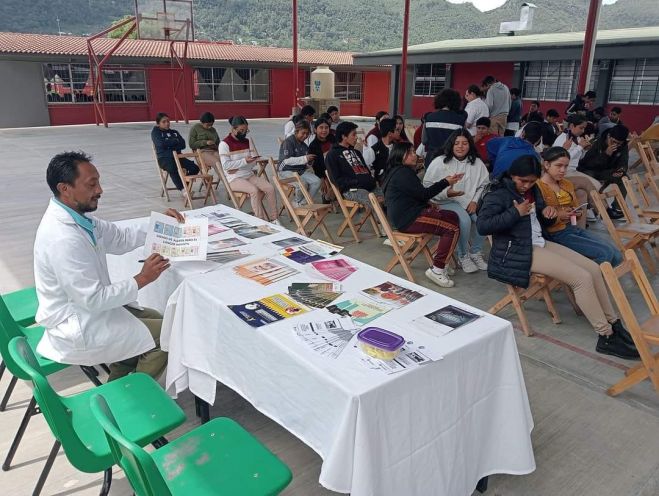 Personal de salud imparte pláticas preventivas a estudiantes