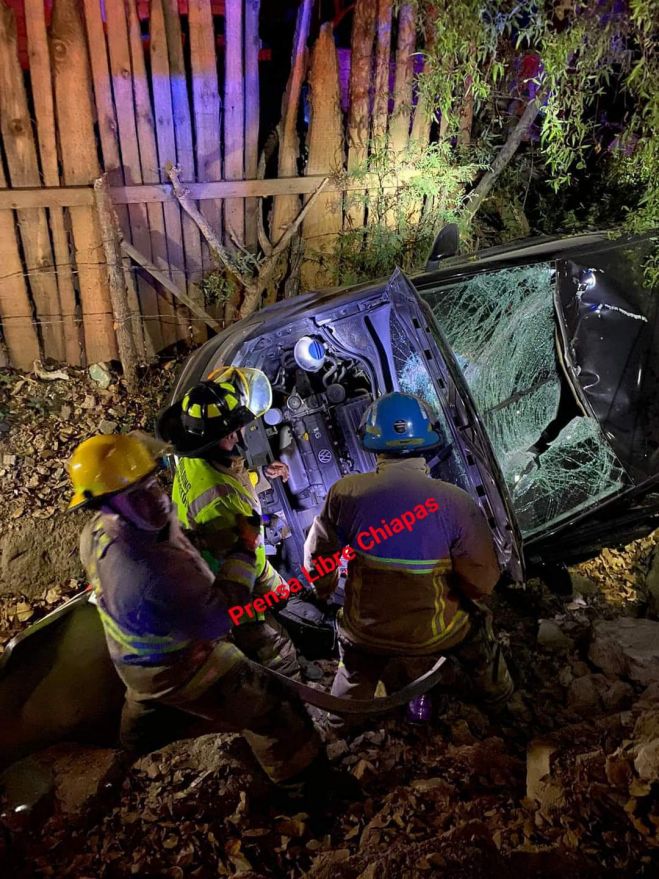 Dos lesionados deja volcadura en San Crist&oacute;bal 