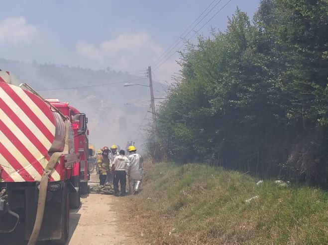 Fuerte incendio de pastizales en el humedal de Lagos de María Eugenia