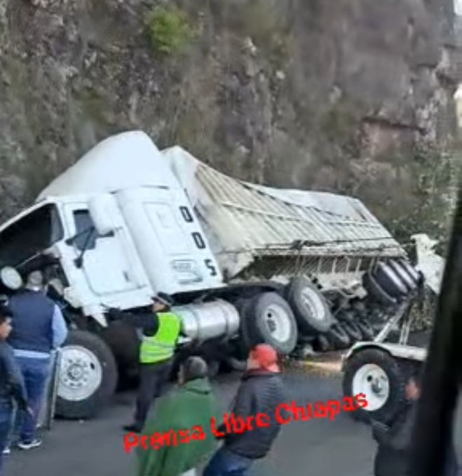 Tráiler vuelca en la carretera de cuota San Cristóbal de Las Casas - Chiapa de Corzo