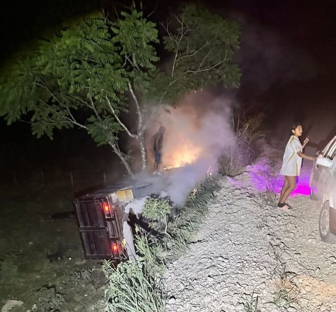 Aparatosa Volcadura Deja Vehículo Incendiado en Carretera de Chilón