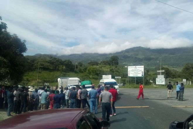 BLOQUEAN CARRETERA OCOSINGO - PALENQUE