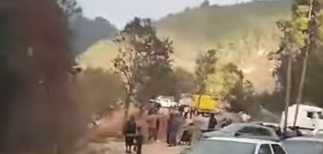 Unidad pesada cae a barranco en San Cristóbal