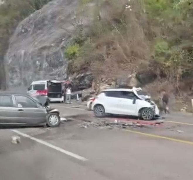 Choque frontal en la carretera de cuota deja dos muertos y tres lesionados