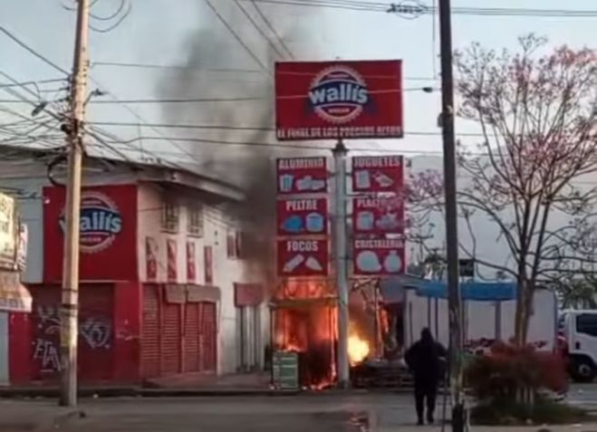 Se queman dos locales comerciales 