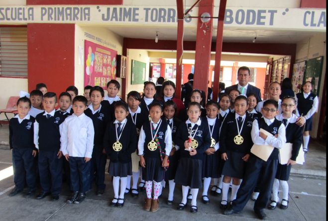 5 DE MAYO BATALLA DE PUEBLA TEMA CENTRAL EN EL  HOMENAJE A LA BANDERA ESC. JAIME TORRES BODET.