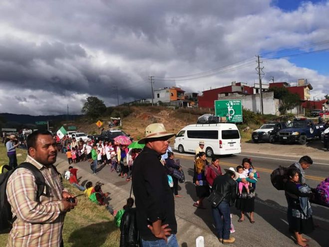 Ind&iacute;genas desplazados inician caminata de pies cansados hacia Tuxtla Guti&eacute;rrez