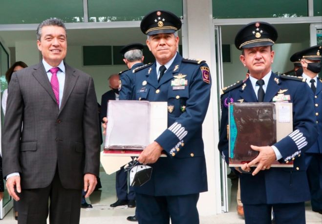 ASISTE RUTILIO ESCAND&Oacute;N A TOMA DE POSESI&Oacute;N DEL NUEVO COMANDANTE DE LA REGI&Oacute;N A&Eacute;REA DEL SURESTE