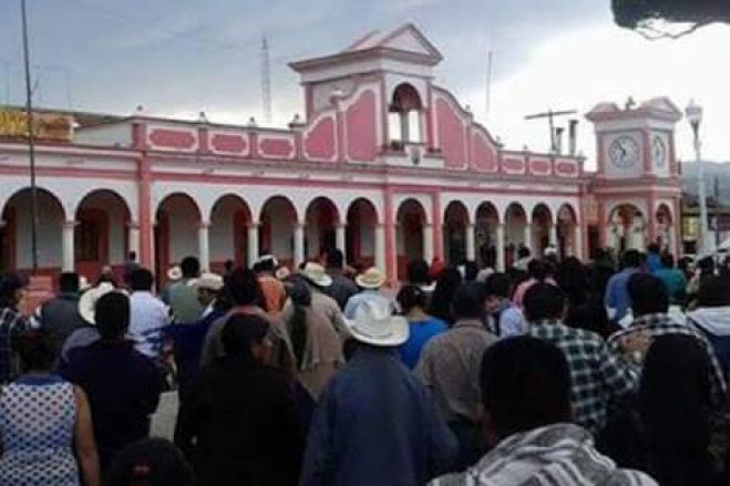 Pobladores retienen unidades y toman instalaciones del rastro en Teopisca