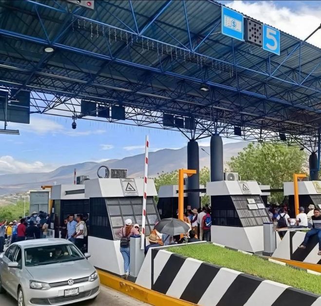 Maestros toman caseta Chiapa de Corzo – San Cristóbal y permiten libre tránsito