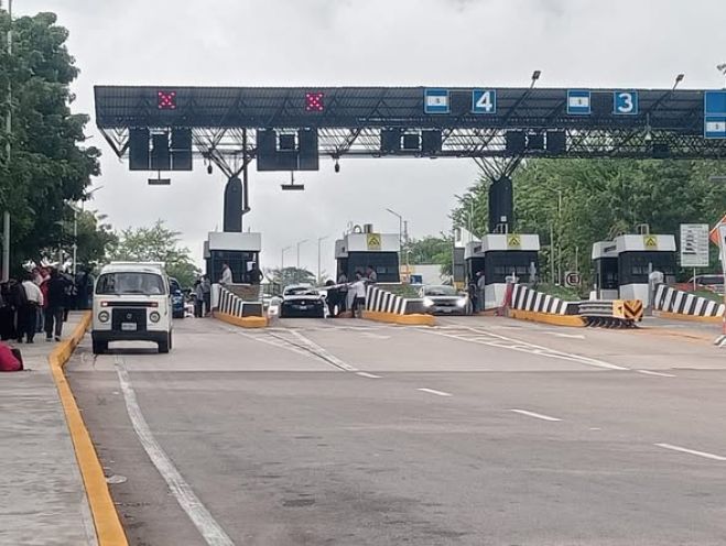 Docentes ind&iacute;genas realizan boteo en caseta de Chiapa de Corzo como parte del paro nacional magisterial