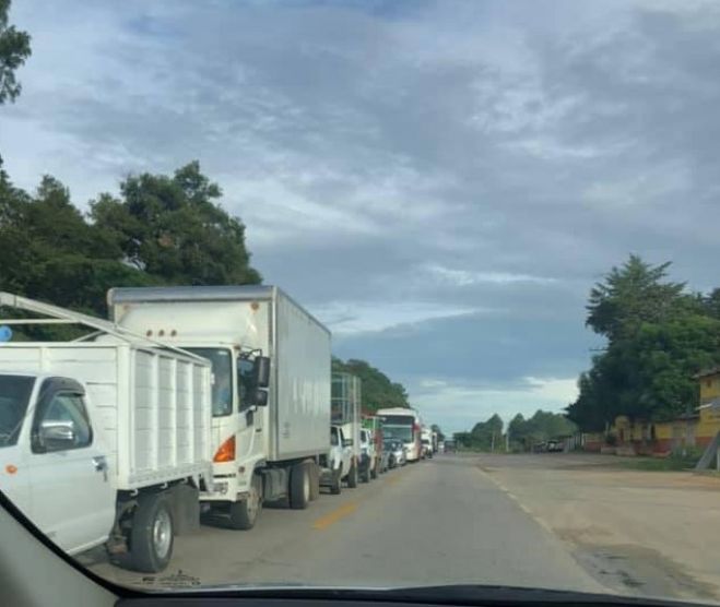 Estudiantes bloquean la carretera Teopisca-Comitán por falta de pago de becas
