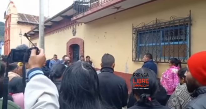 Sacerdotes realizan misa en el lugar donde fue asesinado el párroco Marcelo Pérez