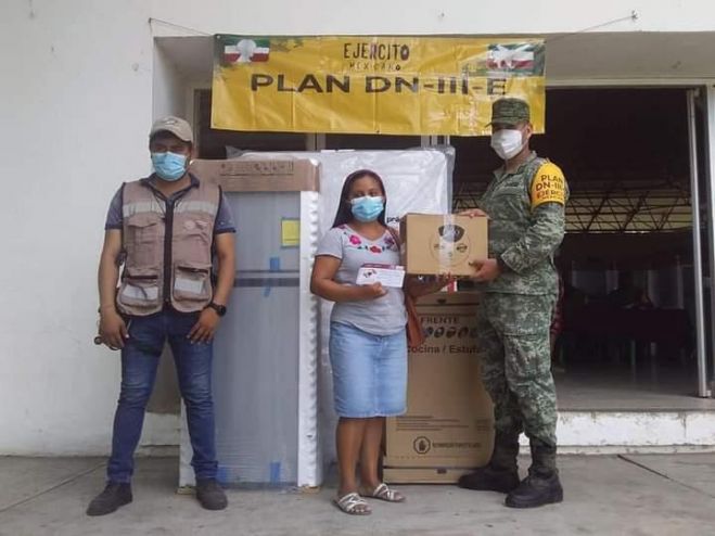 Entregan enseres domésticos a familias afectadas por las lluvias