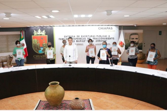 ENTREGA RUTILIO ESCANDÓN ESCRITURAS PÚBLICAS A FAMILIAS DE TUXTLA GUTIÉRREZ