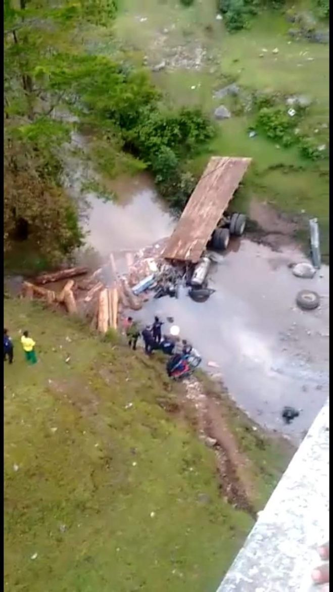 Muere conductor al irse al precipicio con todo y cami&oacute;n