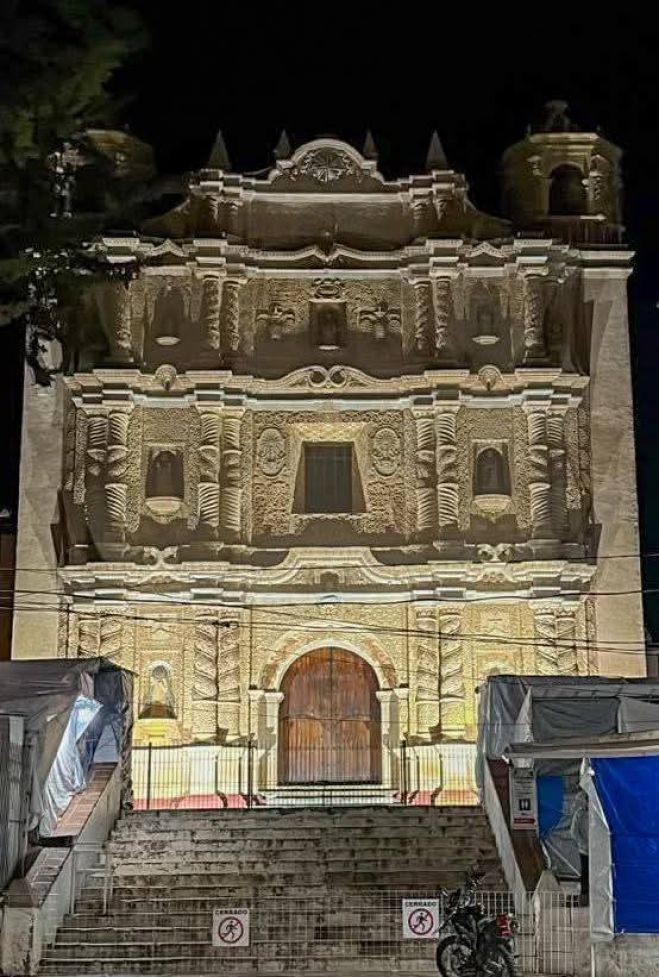 Iluminan monumentos históricos de San Cristóbal para el disfrute de visitantes y ciudadanía