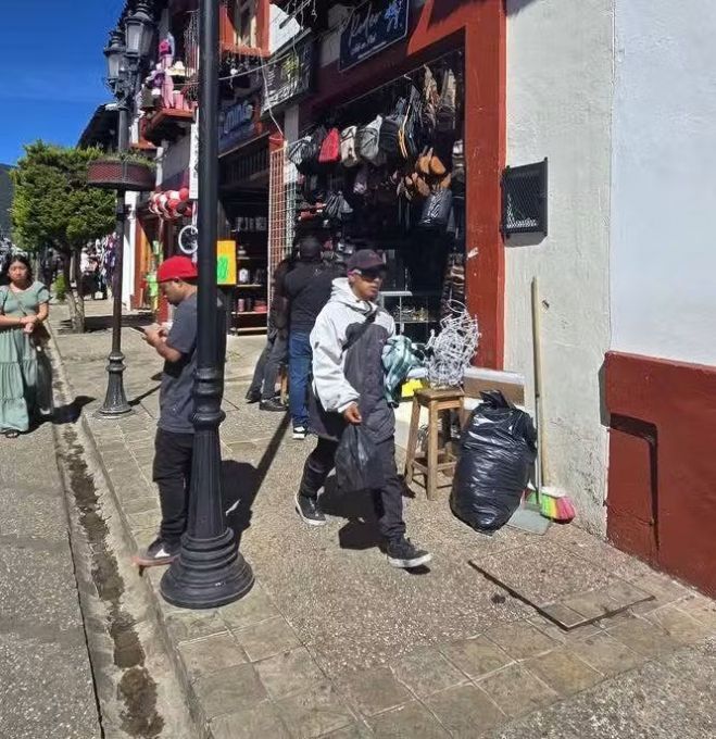 Retiran objetos y suspenden comercios en operativo del Centro Hist&oacute;rico