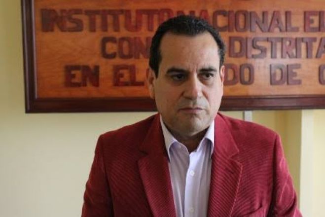 Revocar o Retirar de un cargo de elección popular. 