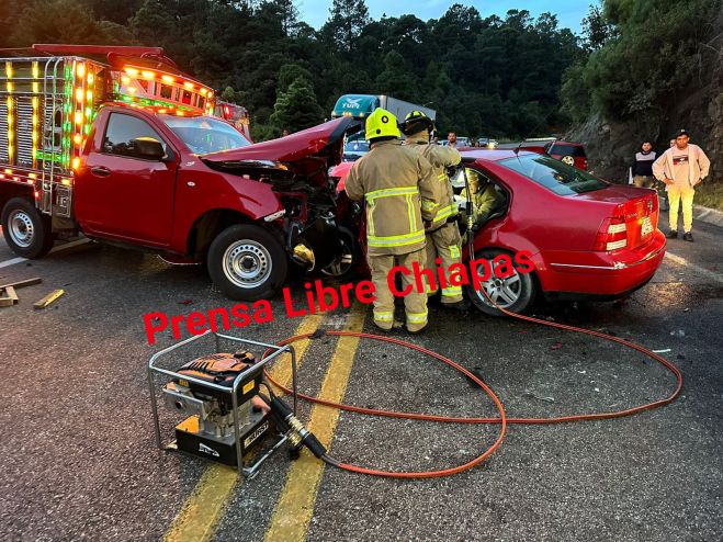Cuatro lesionados deja aparatoso accidente en la de cuota