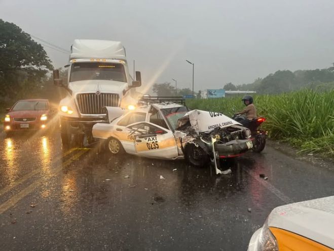Fuerte Choque en el Libramiento Sur Oriente de Tapachula Deja Múltiples Vehículos Destrozados