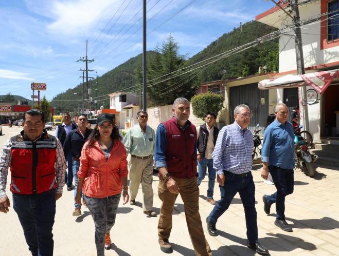 EL PRESIDENTE MDO ACOMPAÑÓ A ÁNGEL CARLOS TORRES CULEBRO SECRETARIO DE OBRAS PÚBLICAS DEL ESTADO DE CHIAPAS A UN RECORRIDO DEL PERIFÉRICO SUR