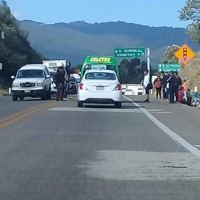 Normalistas realizan bloqueo-boteo en la carretera de cuota SC-Tuxtla
