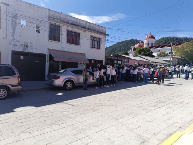 Socios de la Caja Popular San Juan Bosco le dan la espalda a la marcha en San Cristóbal 