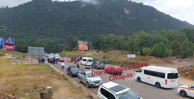 Maestros del CCL realizan bloqueo- boteo en el kil&oacute;metro 46