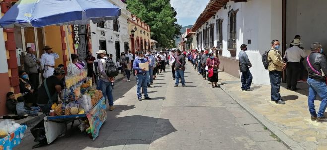 Más de mil campesinos se aglomeran afuera de una sucursal bancaria 