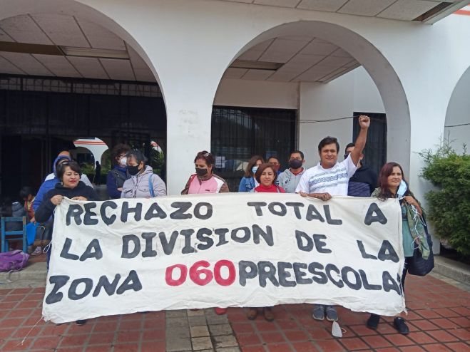 MAESTROS SE MANIFIESTAN POR DIVISIÓN DE ZONA ESCOLAR