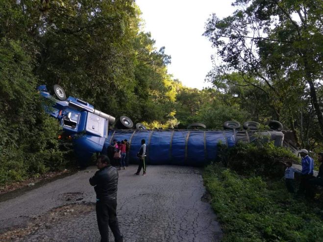 Da&ntilde;os materiales deja accidente carretero en Altamirano