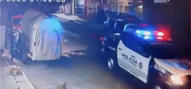 PATRULLA CHOCA CONTRA UN AUTO ESTACIONADO Y HUYE