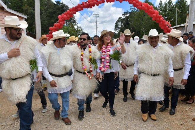 Inicia pavimentación de carretera en la comunidad El Escalón