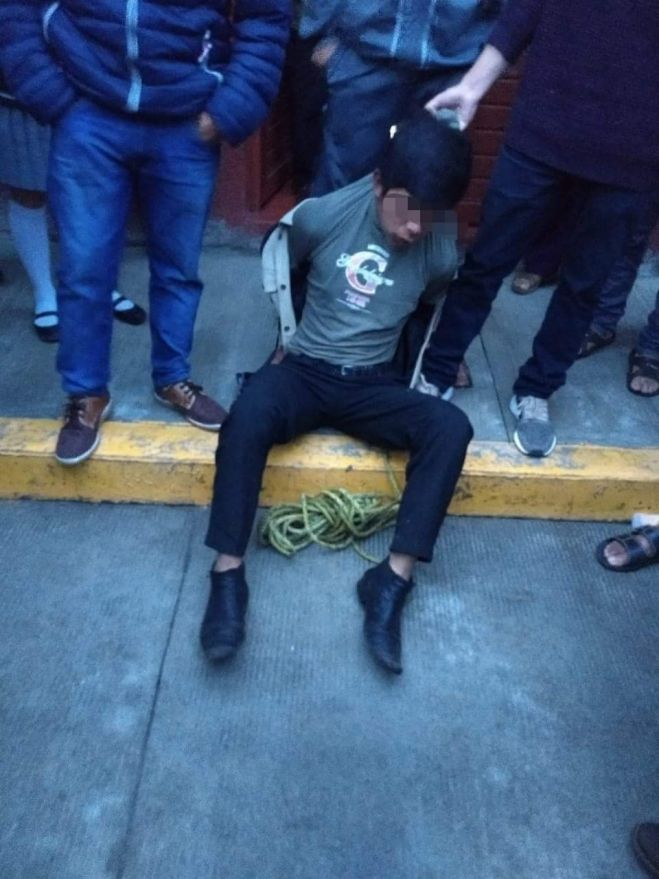 Colonos enardecidos a punto de quemar a presunto secuestrador en SC