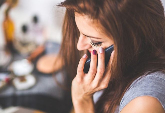 India: Jovencita pierde la vida tras explotarle celular en la cara