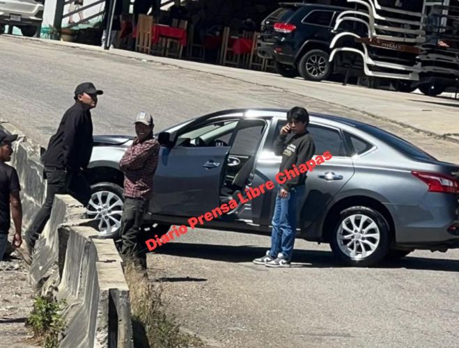 Conductor se impacta contra muro de contención en Chamula