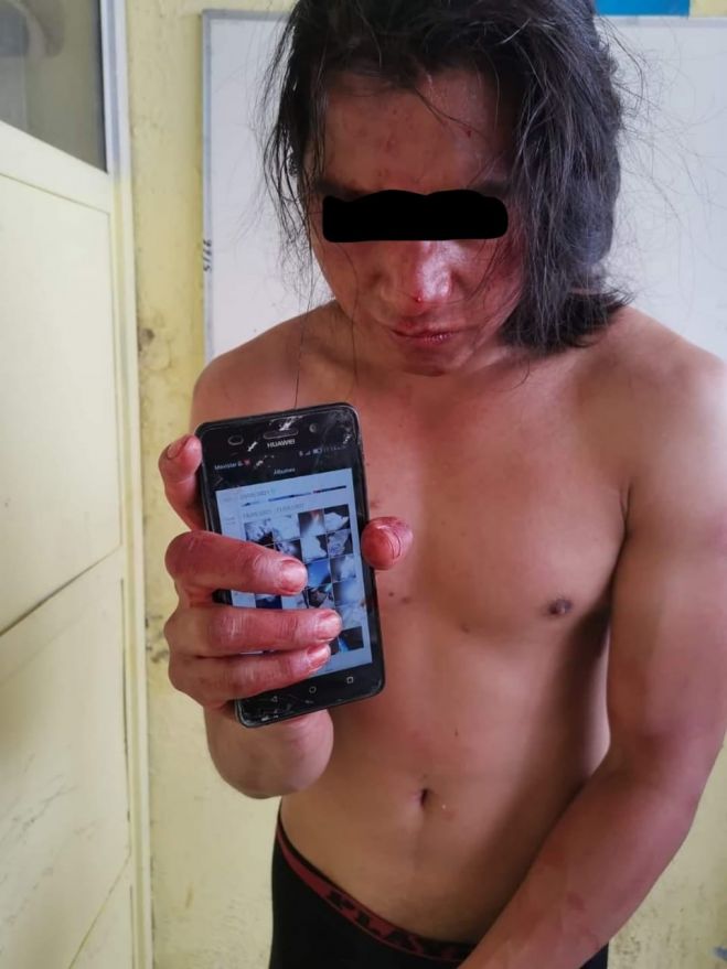 Tremenda golpiza le dan a un sujeto por grabar debajo de las faldas a mujeres