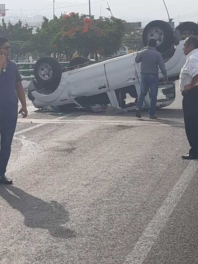 Volca camioneta con 11 niños en la gondula