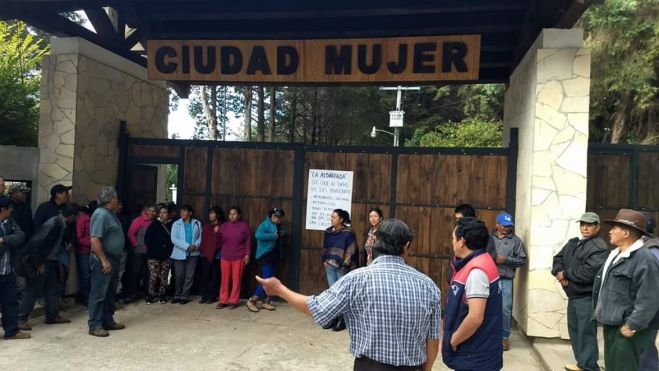 Trabajadores de Ciudad Mujer de SCLC contin&uacute;an en paro indefinido