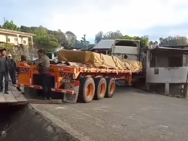 Un tráiler pierde los frenos y deja daños materiales en Oxchuc