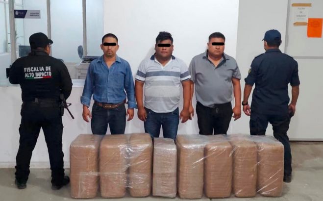 FGE DECOMISA CARGAMENTO DE DROGA Y DETIENE A TRES PERSONAS EN ARRIAGA
