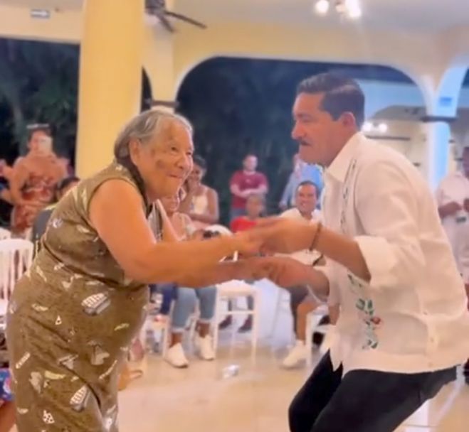 Enoc Hernández Cruz, se reunió este domingo con periodistas y con amas de casa de dos comunidades de Cintalapa.