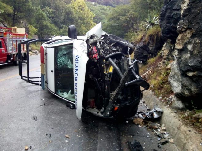 Polic&iacute;as lesionados en volcadura